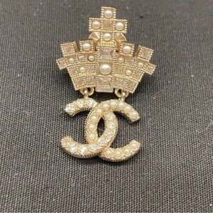CHANEL Faux Pearl and Strass CC Brooch